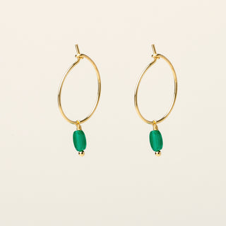 Orecchini in argento 925 dorato con cristallo verde dal design geometrico essenziale.