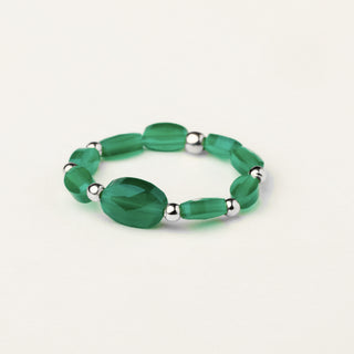 Anello in argento 925 Rodiato con cristallo verde dal design geometrico essenziale.