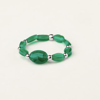 Anello in argento 925 Rodiato con cristallo verde dal design geometrico essenziale.