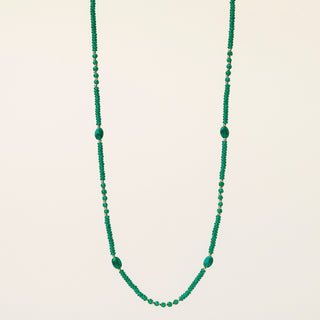 Collana in argento 925 dorato con cristallo verde dal design geometrico essenziale.