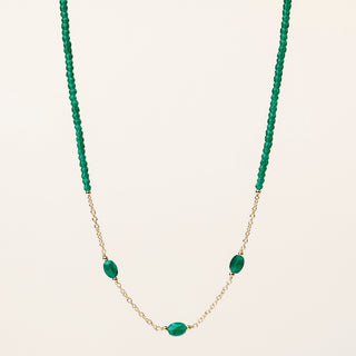 Collana in argento 925 dorato con cristallo verde dal design geometrico essenziale.