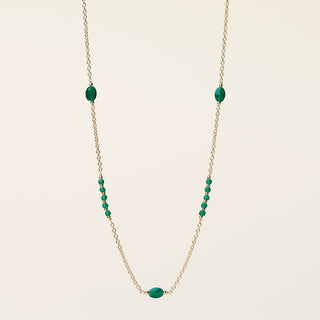 Collana in argento 925 dorato con cristallo verde dal design geometrico essenziale.