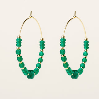 Orecchini in argento 925 dorato con cristallo verde dal design geometrico essenziale.