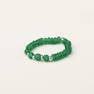 Anello in argento 925 Rodiato con cristallo verde dal design geometrico essenziale.
