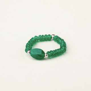 Anello in argento 925 Rodiato con cristallo verde dal design geometrico essenziale.