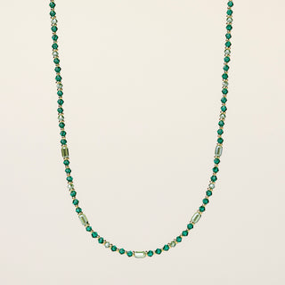 Collana in argento 925 dorato con cristallo verde dal design geometrico essenziale.