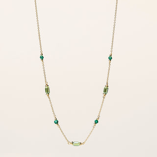 Collana in argento 925 dorato con cristallo verde dal design geometrico essenziale.