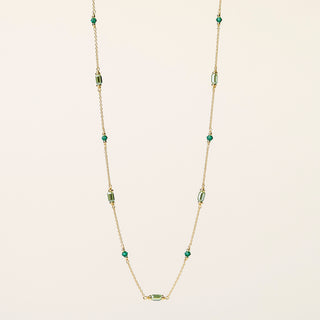 Collana in argento 925 dorato con cristallo verde dal design geometrico essenziale.