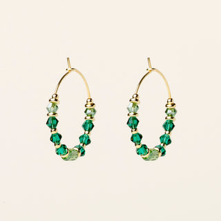 Orecchini in argento 925 dorato con cristallo verde dal design geometrico essenziale.