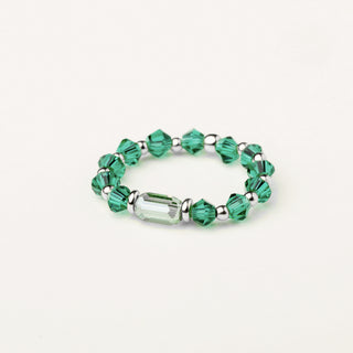 Anello in argento 925 Rodiato con cristallo verde dal design geometrico essenziale.