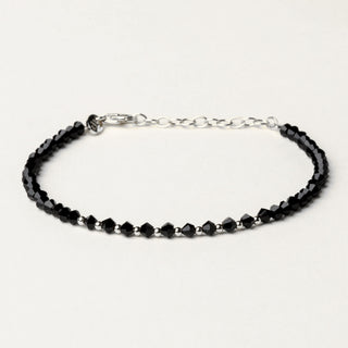 Bracciale in argento 925 Rodiato con cristallo blu dal design geometrico essenziale.
