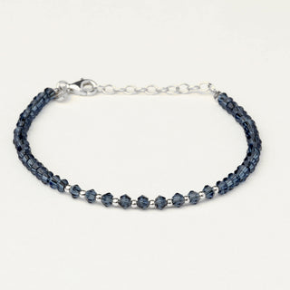 Bracciale in argento 925 Rodiato con cristallo blu dal design geometrico essenziale.