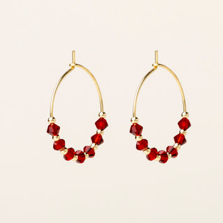 Orecchini in argento 925 dorato con cristallo ghiaccio dal design geometrico essenziale.