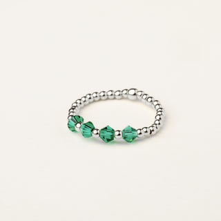 Anello in argento 925 Rodiato con cristallo verde dal design geometrico essenziale.