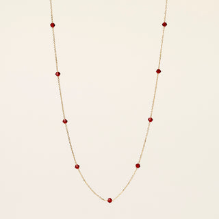 Collana in argento 925 dorato con cristallo rosso dal design geometrico essenziale.