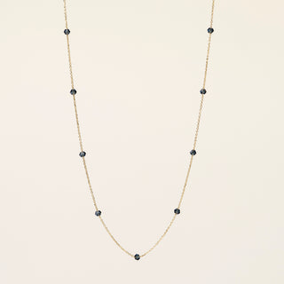 Collana in argento 925 dorato con cristallo rosso dal design geometrico essenziale.