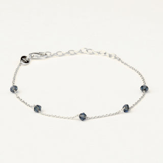 Bracciale in argento 925 Rodiato con cristallo rosso dal design geometrico essenziale.