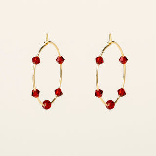 Orecchini in argento 925 dorato con cristallo rosso dal design geometrico essenziale.