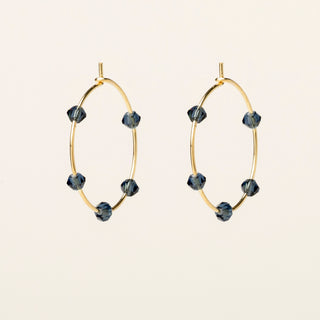 Orecchini in argento 925 dorato con cristallo rosso dal design geometrico essenziale.