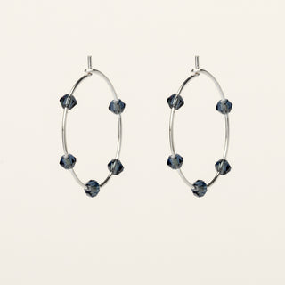 Orecchini in argento 925 Rodiato con cristallo rosso dal design geometrico essenziale.