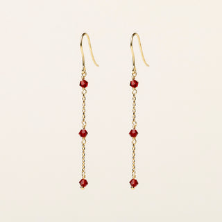 Orecchini in argento 925 dorato con cristallo rosso dal design geometrico essenziale.