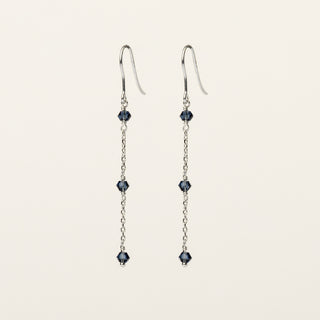 Orecchini in argento 925 Rodiato con cristallo rosso dal design geometrico essenziale.