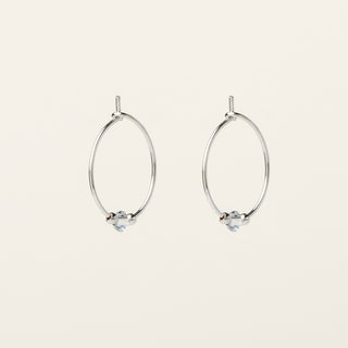 Orecchini in argento 925 Rodiato con cristallo rosso dal design geometrico essenziale.