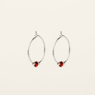 Orecchini in argento 925 Rodiato con cristallo rosso dal design geometrico essenziale.