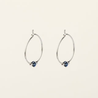 Orecchini in argento 925 Rodiato con cristallo rosso dal design geometrico essenziale.