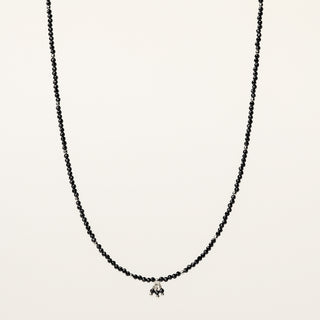 Collana in argento 925 Rodiato con spinello naturale dal design geometrico essenziale.