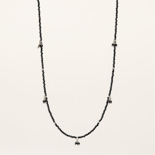 Collana in argento 925 Rodiato con spinello naturale dal design geometrico essenziale.