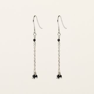 Orecchini in argento 925 Rodiato con spinello naturale dal design geometrico essenziale.