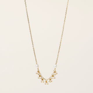 Collana in argento 925 dorato con perle d'acqua dolce dal design geometrico essenziale.