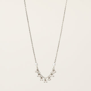 Collana in argento 925 Rodiato con perle d'acqua dolce dal design geometrico essenziale.
