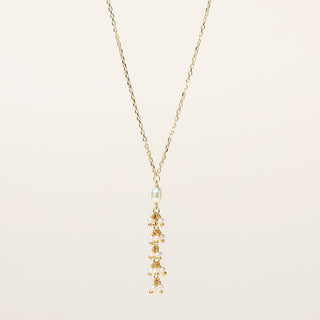 Collana in argento 925 dorato con perle d'acqua dolce dal design geometrico essenziale.