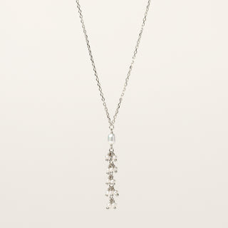 Collana in argento 925 Rodiato con perle d'acqua dolce dal design geometrico essenziale.