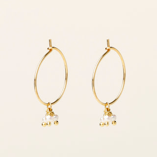 Orecchini in argento 925 dorato con perle d'acqua dolce dal design geometrico essenziale.
