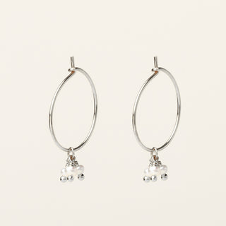 Orecchini in argento 925 Rodiato con perle d'acqua dolce dal design geometrico essenziale.