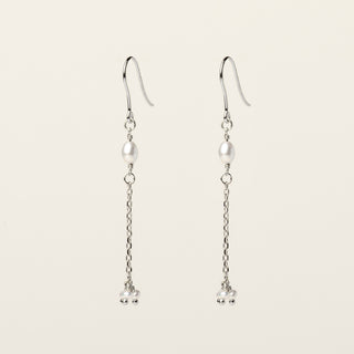 Orecchini in argento 925 Rodiato con perle d'acqua dolce dal design geometrico essenziale.