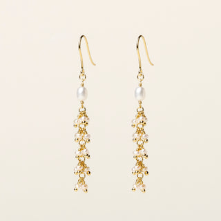 Orecchini in argento 925 dorato con perle d'acqua dolce dal design geometrico essenziale.