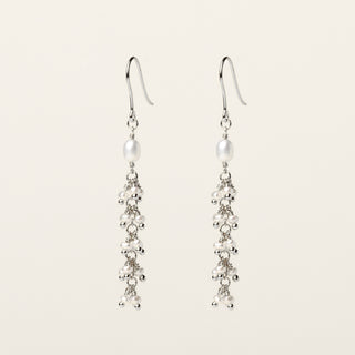 Orecchini in argento 925 Rodiato con perle d'acqua dolce dal design geometrico essenziale.