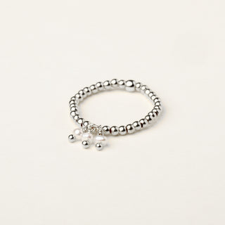 Anello in argento 925 Rodiato con perle d'acqua dolce dal design geometrico essenziale.