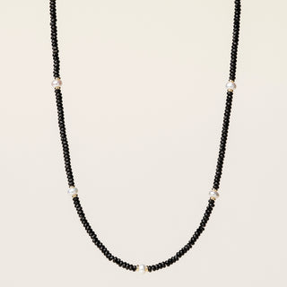 Collana in argento 925 dorato con perle e spinello dal design geometrico essenziale.