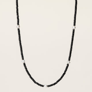 Collana in argento 925 Rodiato con perle e spinello dal design geometrico essenziale.