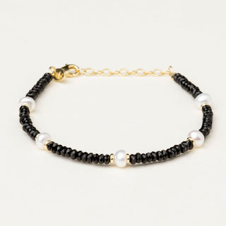 Bracciale in argento 925 dorato con perle e spinello dal design geometrico essenziale.