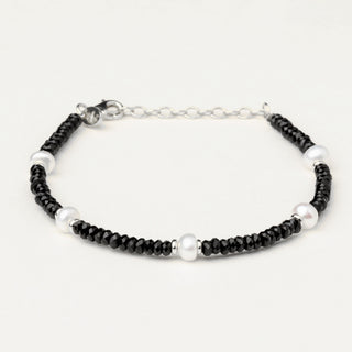 Bracciale in argento 925 Rodiato con perle e spinello dal design geometrico essenziale.