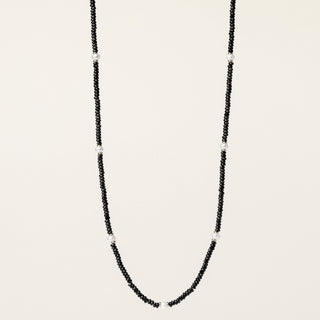 Collana in argento 925 Rodiato con perle e spinello dal design geometrico essenziale.