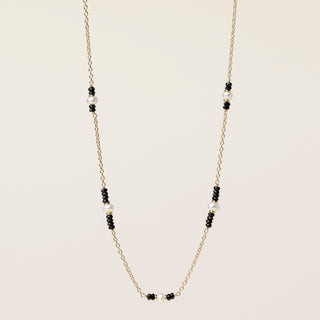 Collana in argento 925 dorato con perle e spinello dal design geometrico essenziale.