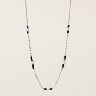 Collana in argento 925 Rodiato con perle e spinello dal design geometrico essenziale.