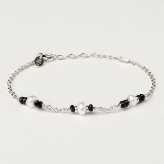 Bracciale in argento 925 Rodiato con perle e spinello dal design geometrico essenziale.